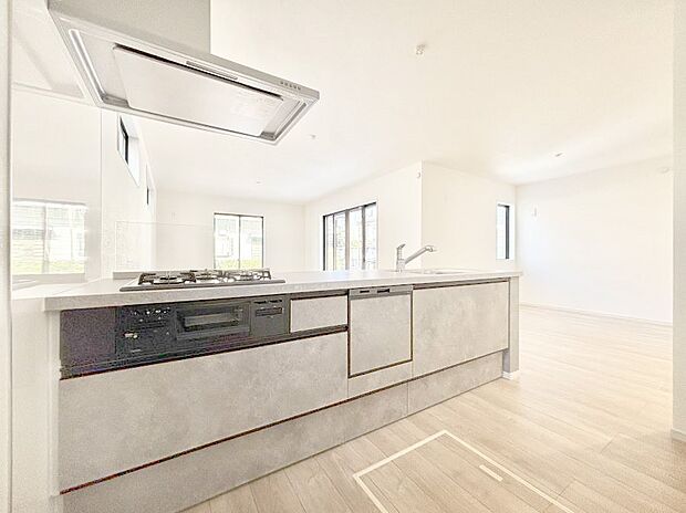 〜Kitchen〜  リビングが見渡せるカウンターキッチン。  料理をしながら家族とコミュニケーションをとれるだけでなく、大きな開放感も得ることができます。  お子様の成長も感じることができますね！