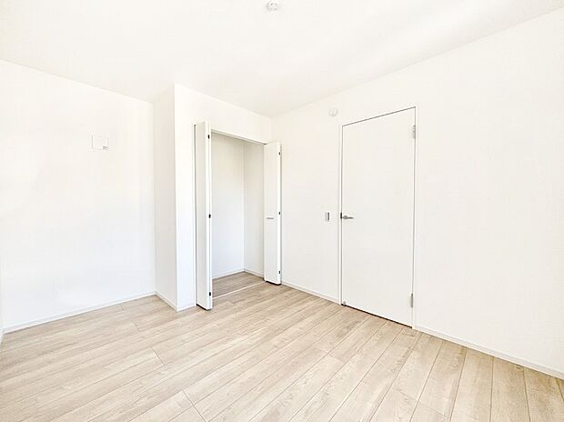 〜Bed Room〜　子供部屋はお子様にとって大変重な役割があります。子供一人で過ごす空間を与えることで、宿題や勉強時間も自然と増えまた自ら部屋の片付けや掃除なども促すことに繋がります。