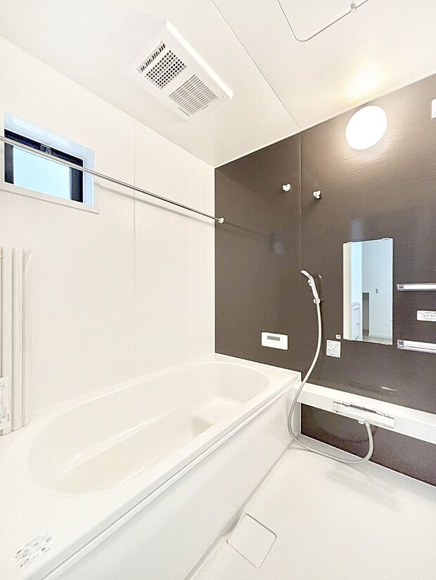 〜Bath Room〜　落ち着いた雰囲気の浴室で明日に向けてリフレッシュ。浴室乾燥機能も付いているので隣の洗濯機置き場で洗い上がった洗濯物を、雨の日も天気を気にせず乾燥させることも可能です。