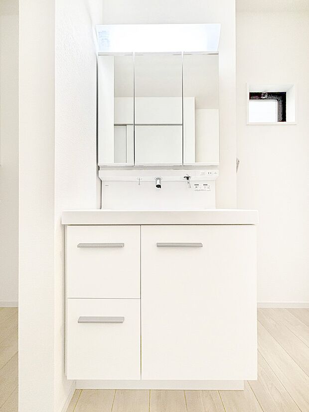〜Dressing Room〜　暗くなりがちな洗面所も窓があると採光と換気が可能なので気持ちよくお使い頂けます。三面鏡タイプの洗面台は鏡裏収納で散らかりがちな洗面所もスッキリ♪