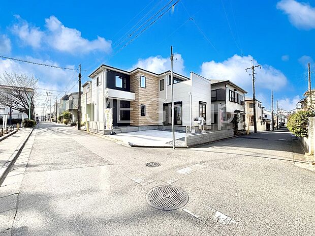 〜Exterior〜　前面道路：北東4.5m公道、北西4.48m私道　低層の一戸建てを中心とした街並みが整然と続き、周辺は高い建物が建っていないので、緑の多い閑静な趣を感じる環境です。