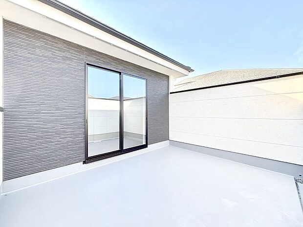 〜Balcony〜  バルコニーは温かい陽がさしこみ、お布団や洗濯物を気持ちよく干すことができます。  使いやすく開放的なバルコニーです♪陽ざしがたっぷり降り注ぐ、バルコニー付き住まい。  