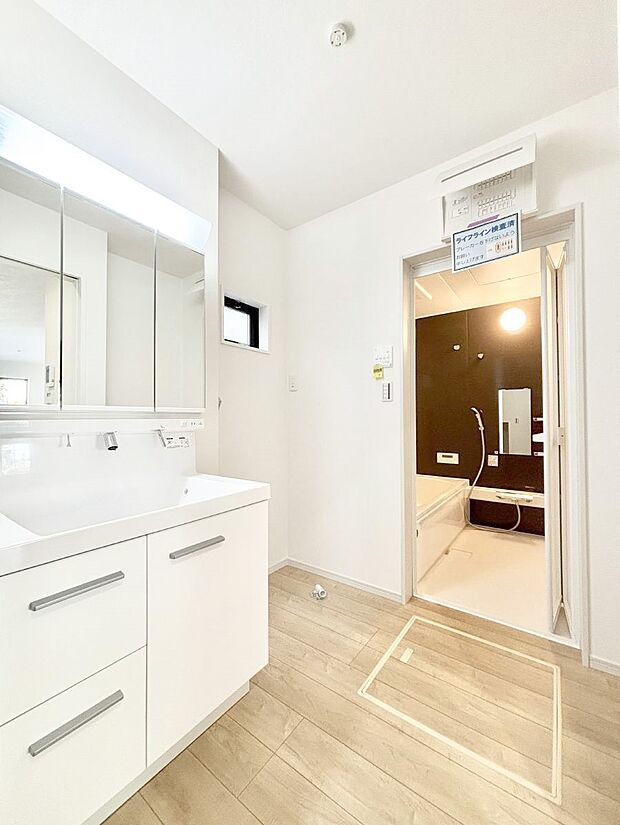 〜Dressing Room〜　明るく清潔感溢れるパウダールーム。毎日使う場所だからこそ、快適な空間となっております。シャンプードレッサーを採用しておりますので、朝シャンも手軽に出来ます。