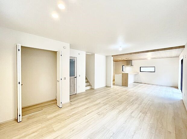 〜Living〜　飽きの来ないシンプルでおしゃれなLDK。大きな窓から日差しが差し込むので室内も明るく、家族の憩いの場としてピッタリです。開放感と日当たりの良さを是非ご覧ください！