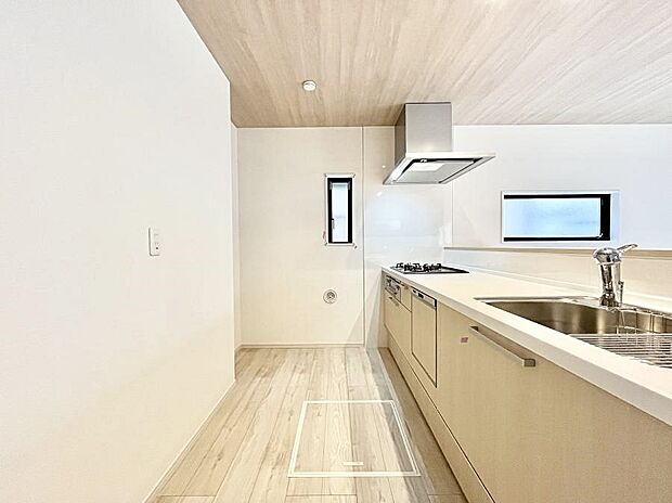 〜Kitchen〜　『料理中も子供の成長を見逃さない』。使いやすくスタイリッシュなカウンターキッチンには、その開放感もさることながら『お子様を見守りながら』の安心感があります。