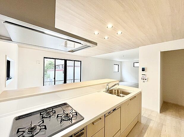 〜Kitchen〜　リビングが見渡せるカウンターキッチン。料理をしながら家族とコミュニケーションをとれるだけでなく、大きな開放感も得ることができます。  お子様の成長も感じることができますね！