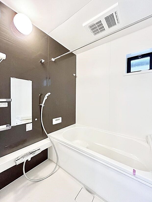 〜Bath Room〜　落ち着いた雰囲気の浴室で明日に向けてリフレッシュ。浴室乾燥機能も付いているので隣の洗濯機置き場で洗い上がった洗濯物を、雨の日も天気を気にせず乾燥させることも可能です。