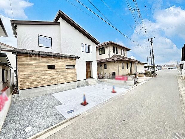 〜Exterior〜　前面道路は閑静な住宅地をはしる車通りの少ない道路。駐車の出し入れもらくらくです！ご不明点・現地見学のご希望は、お気軽にお問い合わせください！