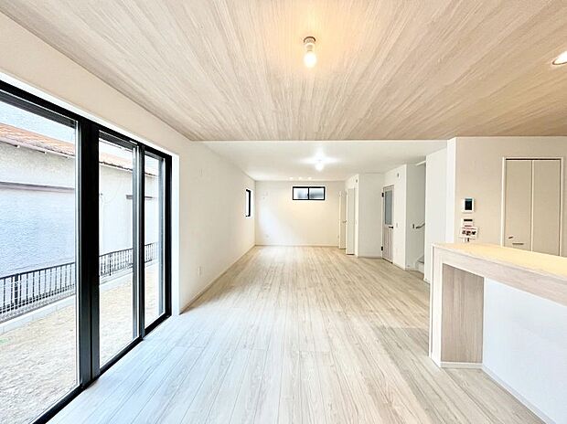 〜Living〜　リビングに階段のある間取りです♪家族のコミュニケーションがスムーズに取れますね♪ゆとりある暮らしと心地よい住環境が紡ぐ贅沢な時間をご家族みんなでお過ごし下さい。