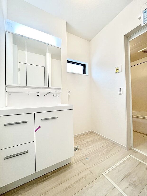 〜Dressing Room〜  清潔感溢れる色合いで統一されていると、スッキリと整った印象をうけます。  鏡の裏にはたっぷりと収納スペースを標準装備！  水廻りは、シンプルかつ機能性を重視して。