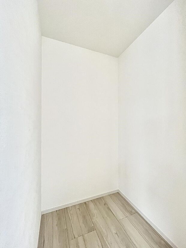 〜Walk-in Closet〜　必要なものやコーディネートを一覧して確認でき、身支度や準備が短時間で済むウォークインクローゼットを設置しました。家の中をすっきりとさせる便利な収納スペースです。