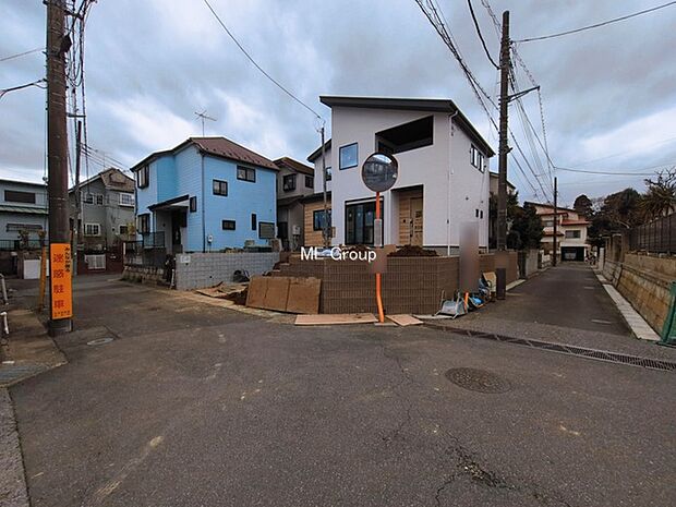 ~Exterior~ 前面道路は閑静な住宅地をはしる車通りの少ない道路。駐車の出し入れもらくらくです!ご不明点・現地見学のご希望は、お気軽にお問い合わせください!