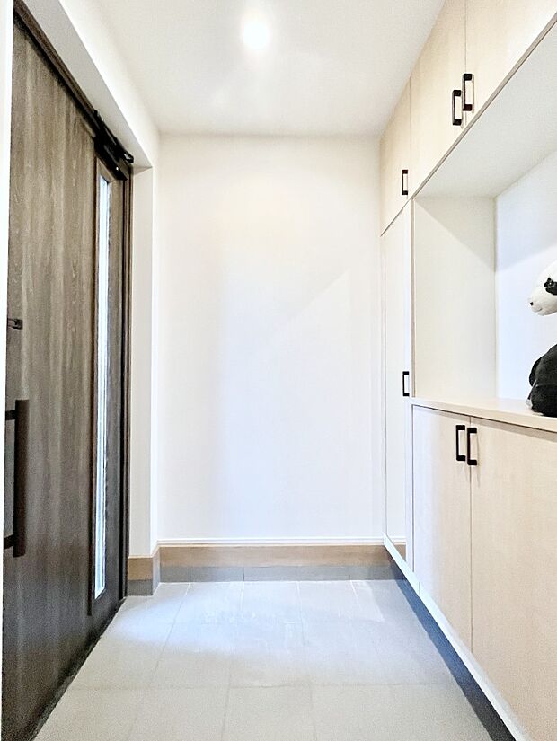 ~Entrance~ 玄関は家の顔といわれますが我が家のセンスをさりげなく感じさせる魅力ある玄関造りも楽しみの一つ。帰宅する度に家族がほっとできる心地よい空間造りも大切ですね♪