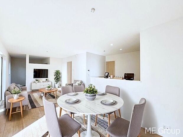 〜Living〜　家族の会話や笑顔が行き交うリビングです。子供が走ってる姿を見ながら、大きなソファやダイニングテーブルでゆったり食事をしたりくつろぎたい♪そんな夢が叶えられる空間です！※家具はCGです