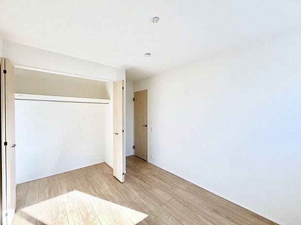 ~Bed Room~ 全居室には収納クローゼットを完備!普段使いのお洋服や小物はもちろん、季節物のお洋服などもしっかりと整理整頓おしまい頂けます。 居室空間を広く使用できますね。