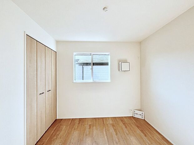 ~Bed Room~ 部屋数が多いのが戸建てのメリットです。ご家族が増えたことで手狭に感じていた住まいも戸建てでは各居室プライバシーを保つことができます。住まいにゆとりが生まれ心もリラックスできます♪