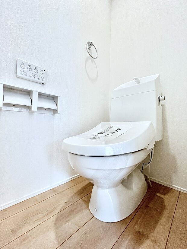 〜Toilet〜　綺麗・スッキリ・快適なウォシュレット付トイレでくつろげる空間です。トイレは毎日使わざるを得ないもの。いつも清潔を保ちたいですね。トイレが2ヶ所あるので朝の混雑時に便利です！