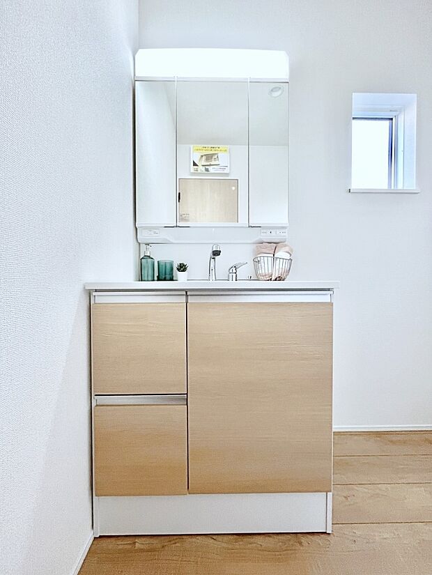 〜Dressing Room〜　十分な大きさの洗面台は収納もさる事ながら、身だしなみチェックや歯磨きなど、朝の慌ただしい時間でもホテルライクなスペースで余裕とゆとりを感じて頂けます。