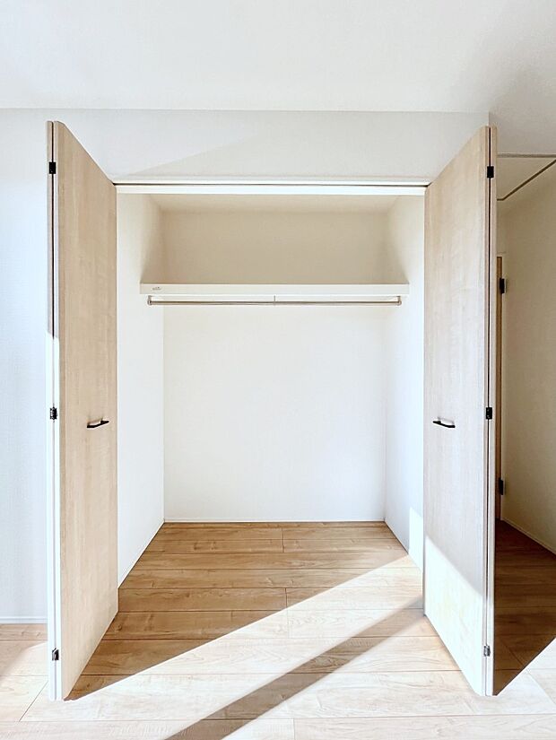 〜Closet〜　壁面クローゼットがあればタンスを置く必要がなく、出っ張りのないスッキリ空間を維持できます。限られたスペースを有効に活用できそう。季節の衣類や趣味の品などたっぷり収納出来ますね♪