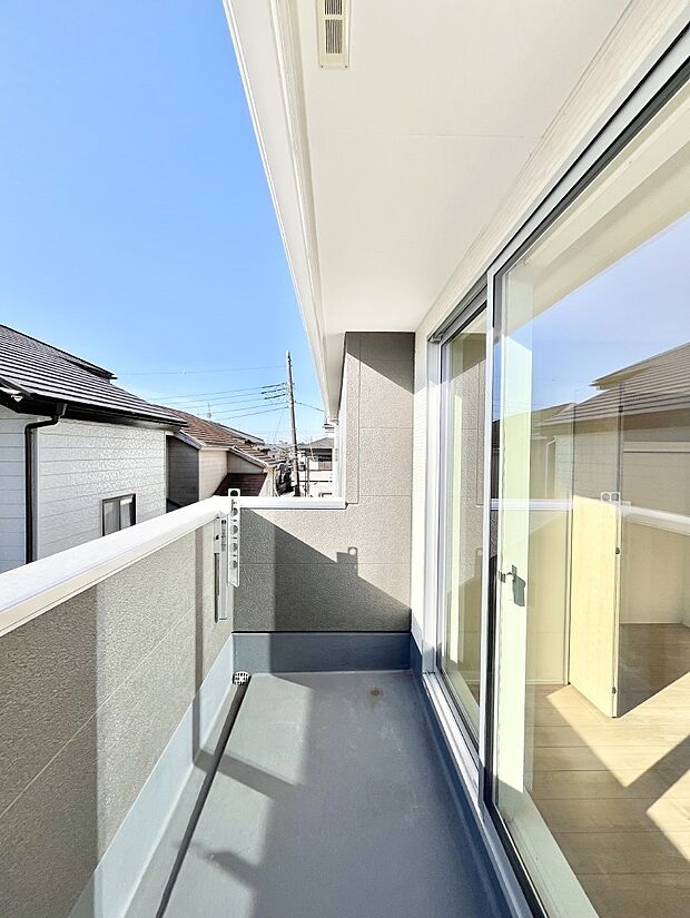 ~Balcony~ バルコニーは温かい陽がさしこみ、お布団や洗濯物を気持ちよく干すことができます。 使いやすく開放的なバルコニーです♪陽ざしがたっぷり降り注ぐ、バルコニー付き住まい。