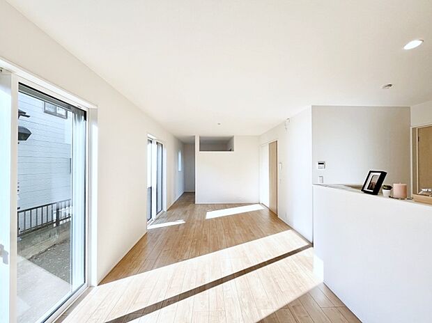 ~Living~ 家族の食事や団らんのほか、子どもを遊ばせたり、友人を招いたりするLDKは住まいの中心。長時間過ごす場所だから、その空間は住まい全体の居心地を左右します。