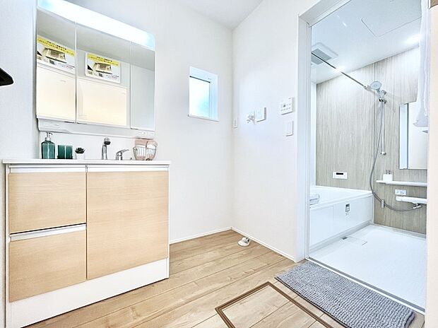 〜Dressing Room〜  清潔感溢れる色合いで統一されていると、スッキリと整った印象をうけます。  鏡の裏にはたっぷりと収納スペースを標準装備！  水廻りは、シンプルかつ機能性を重視して。