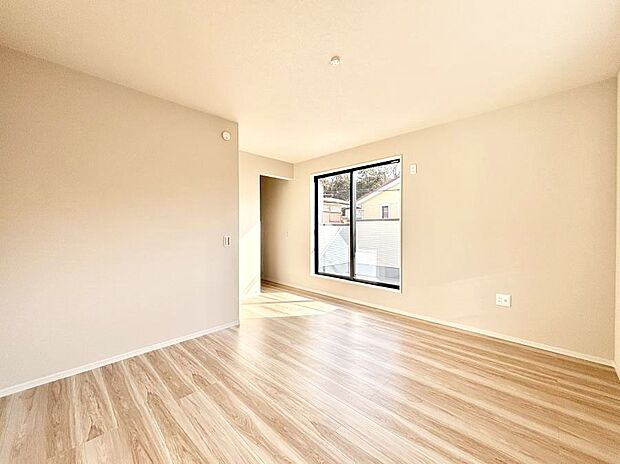 〜Bed Room〜　木の温もりがやさしいフローリングは安らぎをもたらすプライベート空間。明るめのフローリングですので、壁紙ともマッチし、お部屋を更に広く見せてくれる効果も。