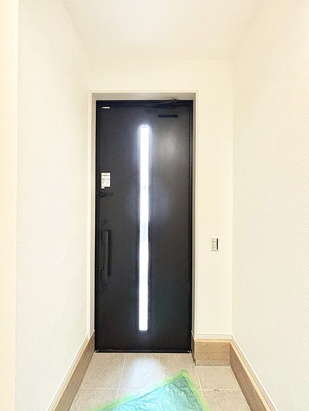 ~Entrance~ 玄関は家の顔といわれますが我が家のセンスをさりげなく感じさせる魅力ある玄関造りも楽しみの一つ。帰宅する度に家族がほっとできる心地よい空間造りも大切ですね♪