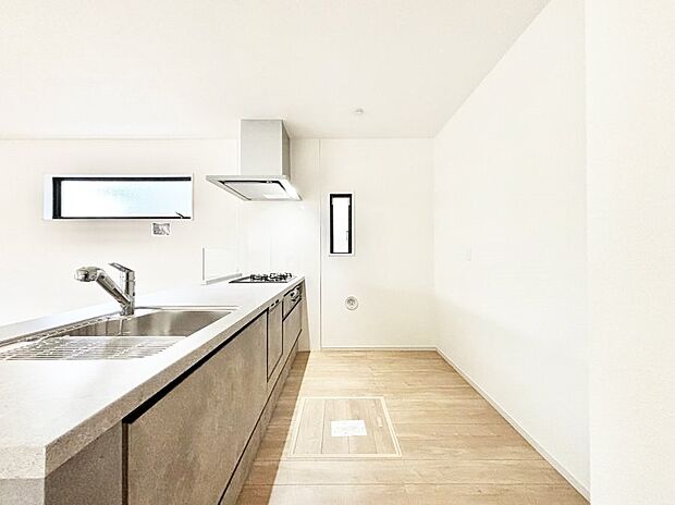 ~Kitchen~ 自然光が入る窓のあるキッチン☆毎日使う場所だからこそ、使い勝手を考慮しました。ゆったりとしたキッチンコーナーは質感豊かな仕上がりとなっております。