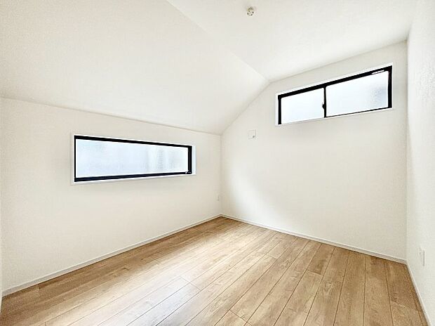 ~Bed Room~ 2面採光を確保した明るい室内は、風通しも良く、大変居心地の良い空間となっております。爽やかな風を感じて起きる朝は、快適生活の始まりに!日当たりや通風がとても良い住まい♪