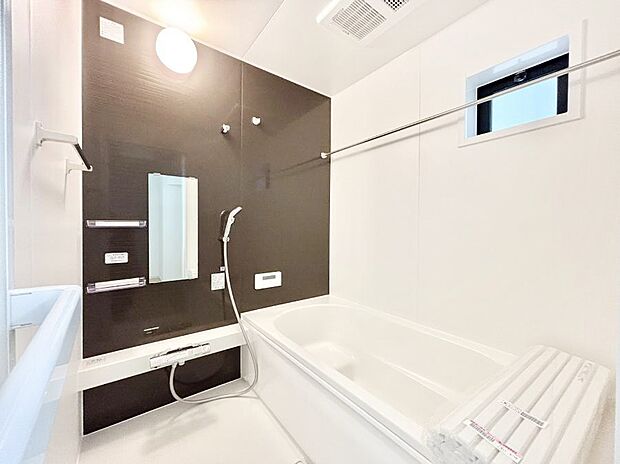 ~Bath Room~ 落ち着いた雰囲気の浴室で明日に向けてリフレッシュ。浴室乾燥機能も付いているので隣の洗濯機置き場で洗い上がった洗濯物を、雨の日も天気を気にせず乾燥させることも可能です。