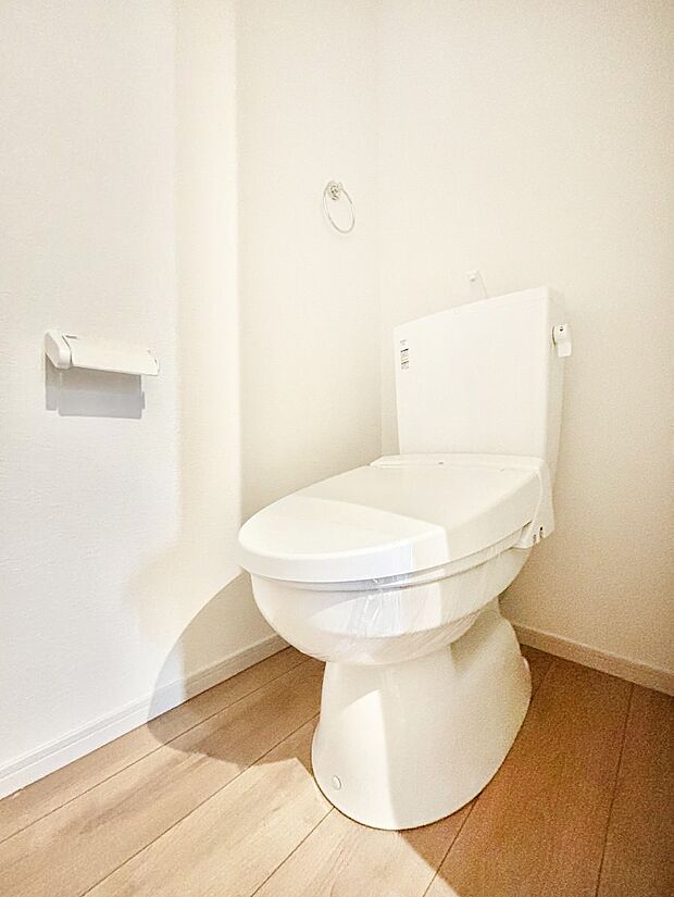 ～Toilet～　綺麗・スッキリ・快適なウォシュレット付トイレでくつろげる空間です。トイレは毎日使わざるを得ないもの。いつも清潔を保ちたいですね。トイレが2ヶ所あるので朝の混雑時に便利です！