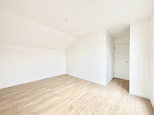 ~Bed Room~ 部屋数が多いのが戸建てのメリットです。ご家族が増えたことで手狭に感じていた住まいも戸建てでは各居室プライバシーを保つことができます。住まいにゆとりが生まれ心もリラックスできます♪