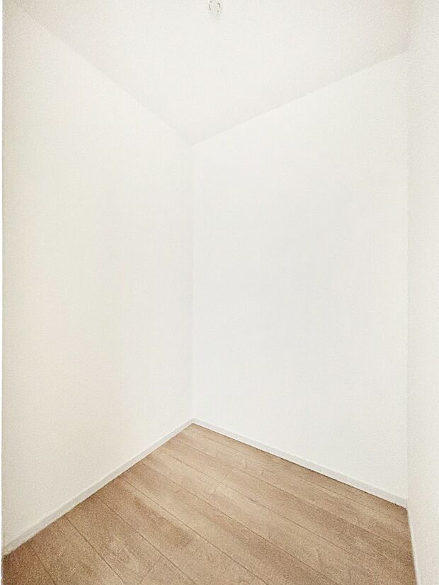 ~Walk-in Closet~ 必要なものやコーディネートを一覧して確認でき、身支度や準備が短時間で済むウォークインクローゼットを設置しました。家の中をすっきりとさせる便利な収納スペースです。