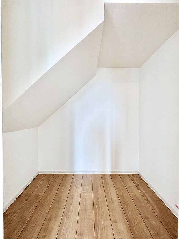 ~Walk-in Closet~ 必要なものやコーディネートを一覧して確認でき、身支度や準備が短時間で済むウォークインクローゼットを設置しました。家の中をすっきりとさせる便利な収納スペースです。