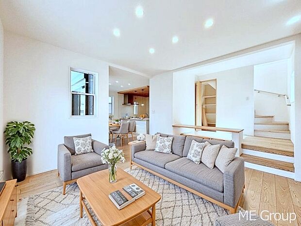 家族の和やかな会話が聞こえてきそう。開放感のあるリビングです。※家具はCGです  