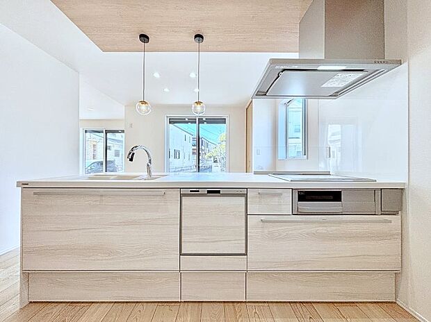 食洗機・浄水器・3ツ口コンロなどデザイン性も機能性も兼ね備えたシステムキッチン！