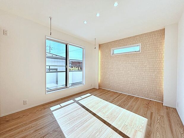 バルコニーが開放感をプラスしてくれる洋室  