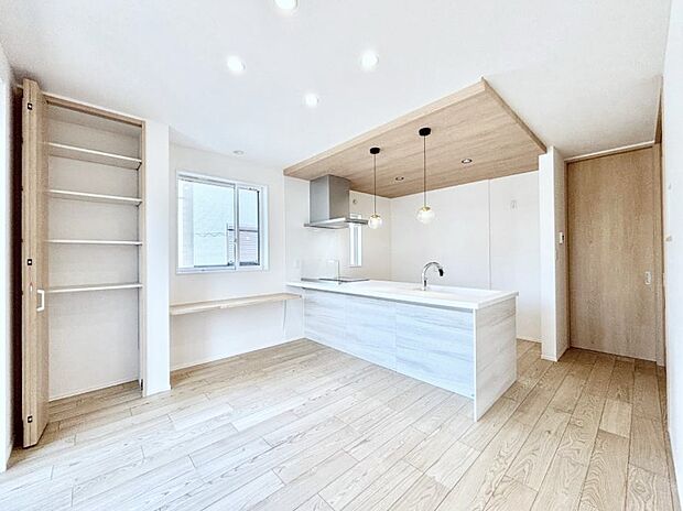 家族の笑顔が自然と生まれてくる、そんな雰囲気のダイニングに仕上がっています