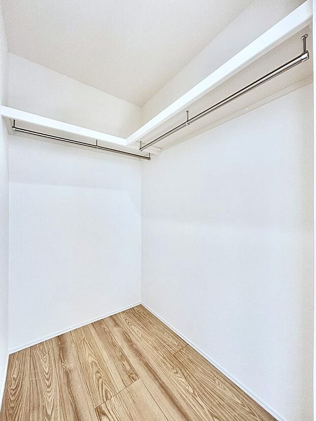 ウォークインクローゼット付きで生活空間を広く利用できます。