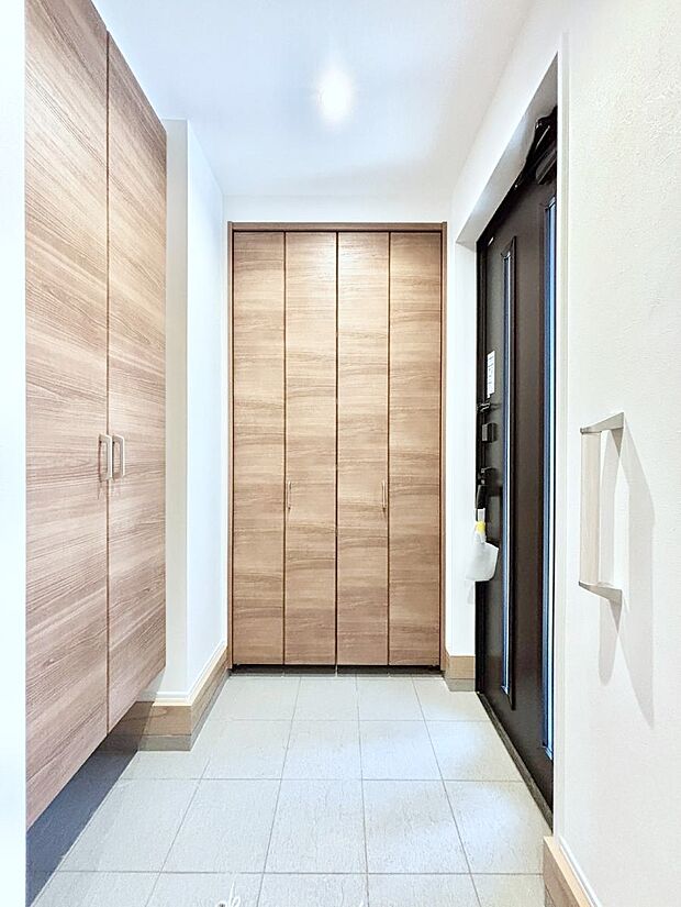◆1号棟◆~Entrance~ 家の中でお客様を迎える最初の場所である玄関は、家の印象そのものです!豊富な玄関収納で、常に綺麗に保つことが出来ます♪玄関にはたっぷり収納の下駄箱を完備!