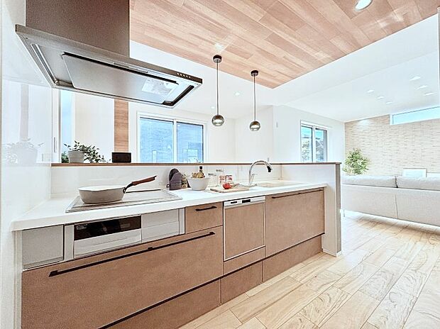 ◆1号棟◆~Kitchen~リビングが見渡せるカウンターキッチン。料理をしながら家族とコミュニケーションをとれるだけでなく、大きな開放感も得ることができます。 お子様の成長も感じることができますね!