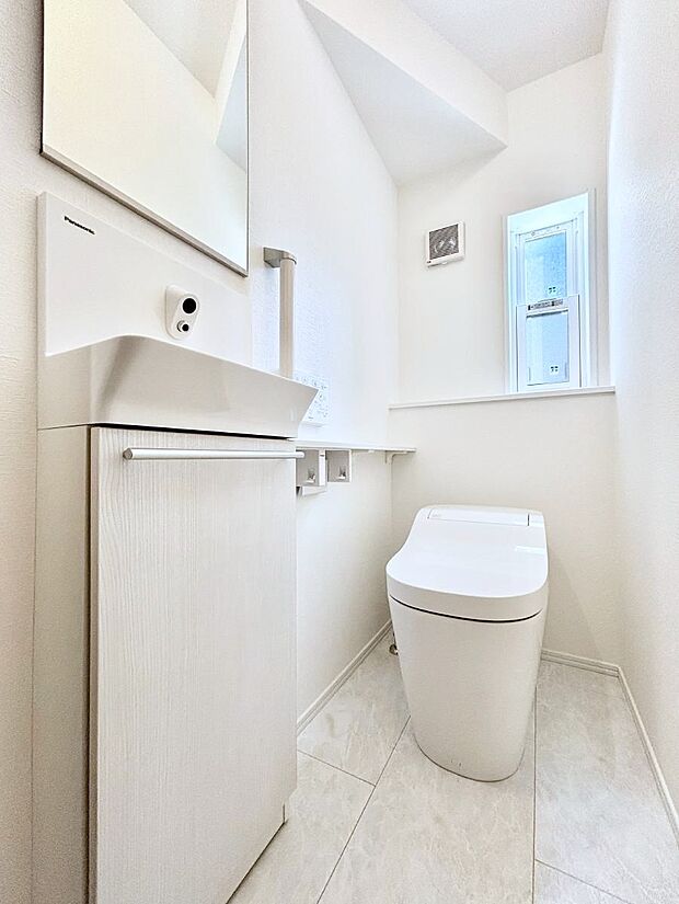 ◆1号棟◆〜Toilet〜　綺麗・スッキリ・快適なウォシュレット付トイレでくつろげる空間です。採光もあり明るく、快適空間となっております♪毎日使う場所だからこその配慮です！