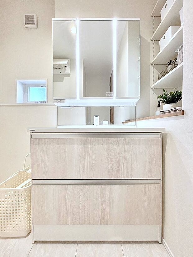 ◆1号棟◆~Dressing Room~ 明るく清潔感溢れるパウダールーム。毎日使う場所だからこそ、快適な空間となっております。シャンプードレッサーを採用しておりますので、朝シャンも手軽に出来ます。