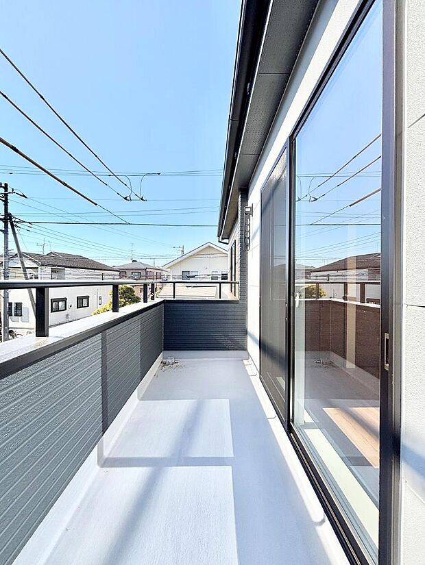 ◆1号棟◆〜Balcony〜  バルコニーは温かい陽がさしこみ、お布団や洗濯物を気持ちよく干すことができます。  使いやすく開放的なバルコニーです♪陽ざしがたっぷり降り注ぐ、バルコニー付き住まい。  
