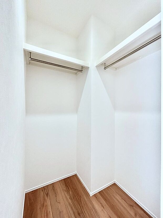 ◆1号棟◆〜Walk-in Closet〜　たくさんの洋服をかけてもシワになりにくいウォークインクローゼット。洋服以外にも、普段使わない家電やスーツケース、ストック品など何でも片付く嬉しい空間です。