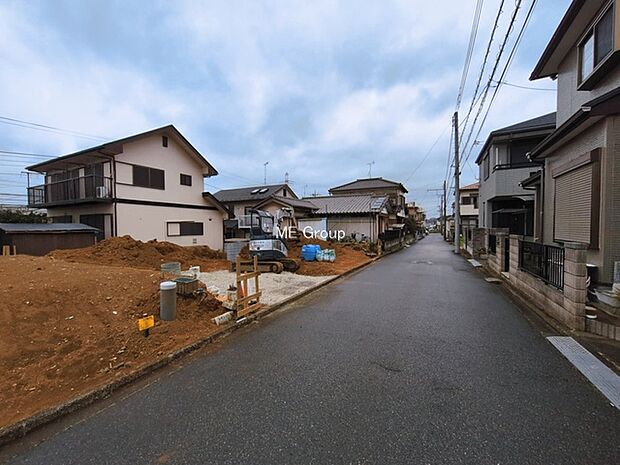 ~Exterior~ 前面道路:東 5m 公道 前面道路は閑静な住宅地をはしる車通りの少ない道路。駐車の出し入れもらくらくです!ご不明点・現地見学のご希望は、お気軽にお問い合わせください!