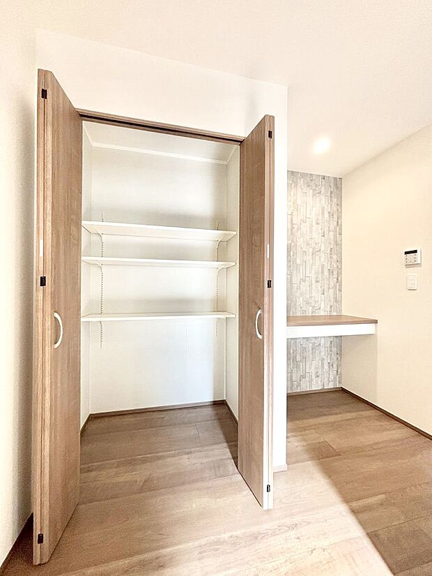 キッチン横収納！食材のストックはもちろん、日用品の収納など使い方はいろいろ！  