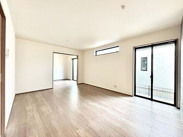 明るい陽光が注ぎ、寛ぎの雰囲気に満たされるダイニング。   