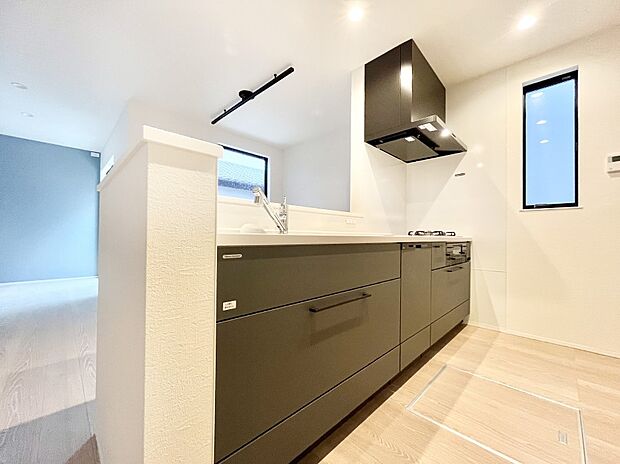 ◆2号棟◆～Kitchen～　自然光が入る窓のあるキッチン☆毎日使う場所だからこそ、使い勝手を考慮しました。ゆったりとしたキッチンコーナーは質感豊かな仕上がりとなっております。